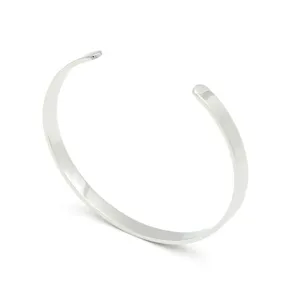 Gros plan détail d'un bracelet manchette ouvert minimaliste en acier inoxydable.