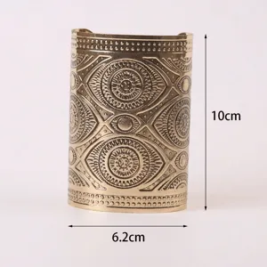 Large bracelet manchette en acier inoxydable avec motifs géométriques gaufrés, hauteur 10cm.