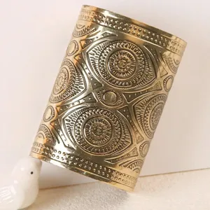 Bracelet manchette large en acier inoxydable doré à motif géométrique ethnique pour femme.