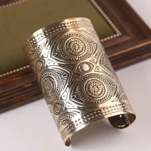 Joli bracelet manchette large vintage en acier inoxydable avec motifs géométriques pour femmes.