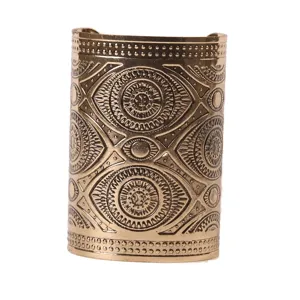 Vue détaillée du bracelet manchette large en acier rétro avec motifs géométriques gravés complexes.