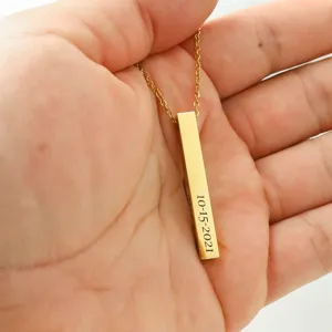 Vue détaillée d'un collier pendentif barre verticale dorée, bijou personnalisé avec gravure élégante.