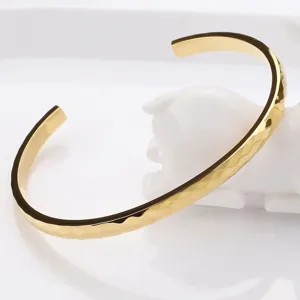 Bracelet jonc ouvert facetté plaqué or 18K, bijoux pour hommes polis de haute qualité détail.