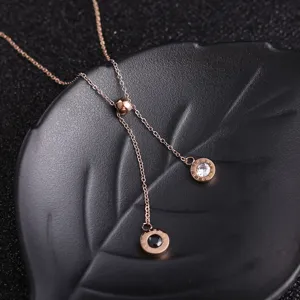 Collier cravate en acier titane or rose chiffres romains vue de détail bijoux de mode