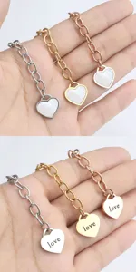 Vue de détail de bracelet coquillage cœur en acier inoxydable options multiples.