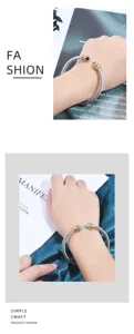 Bracelet jonc torsadé en acier inoxydable avec placage or et perles de pierres pour femmes.
