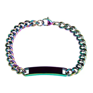 Gros plan détaillé du bracelet gourmette ID en acier inoxydable arc-en-ciel et maillons.
