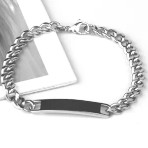 Detail de bracelet gourmette acier inoxydable, plaque ID argente, beau bijou minimaliste vue.