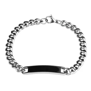 Bracelet gourmette en acier inoxydable avec plaque ID vierge, bijou tendance style punk chic.
