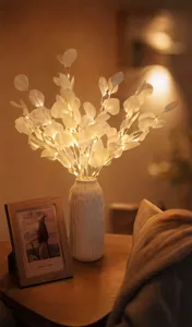 Lámpara LED nórdica de rama de flor artificial con florero de cerámica para decoración.
