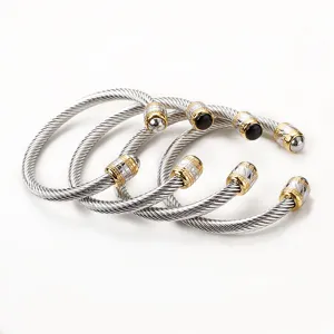 Bracelet jonc cable torsade en acier inoxydable, goujon dore bicolore vue detaillee.