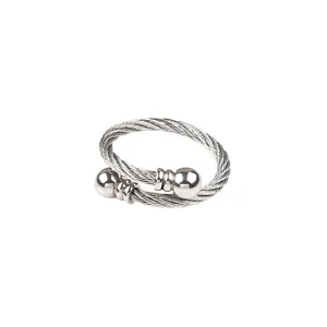 Bague ajustable en acier titane avec fil torsadé et boules métalliques pour un style unique.