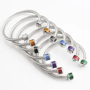 Bracelet jonc torsadé en acier inoxydable avec embouts en carbone coloré pour hommes et femmes élégants.