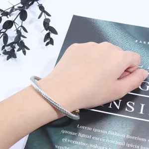 Bracelet jonc torsadé en acier inoxydable pour femmes, élégant bijou plaqué or chic.