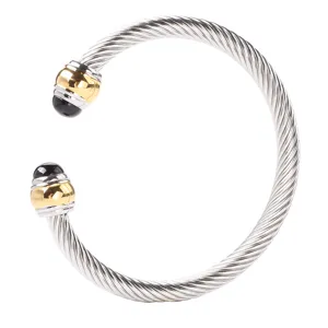 Roestvrij staal getwist kabel open manchet armband detail shot met zwarte kraal en goud.