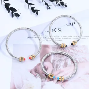 Bracelets jonc tressés en acier inoxydable avec embouts en pierres colorées pour femmes.