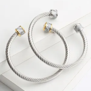 Bracelet en fil d'acier torsadé inoxydable avec détails en fibre de carbone pour tous.