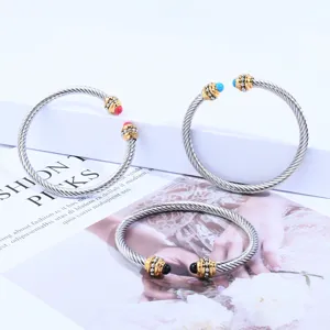 Bracelet manchette torsadé en acier inox pour femmes, plaqué or avec des extrémités de perles.