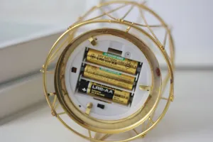 Gouden draad vogelkooi lamp onderkant batterij compartiment detail, stevig metalen frame, AA