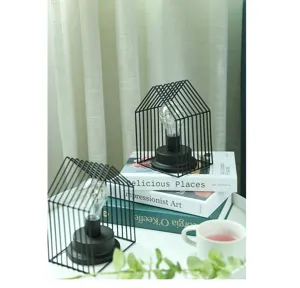 Detail minimalistische zwarte ijzeren huistafellamp, moderne draadnachtlamp voor slaapkamer.
