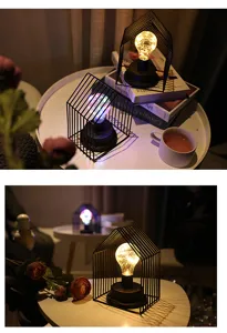 IJzeren huis tafellamp detail, gezellig slaapkamer nachtlampje met warme LED verlichting in stijl.
