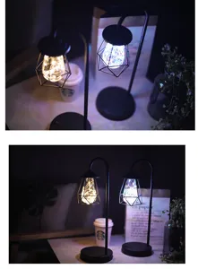 Vintage LED tafellamp met draadmand en warme lichte ketting voor gezellige kamerdecoratie thuis.