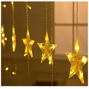 Detailopname van warme gele LED sterren lichtketting voor een zeer gezellige sfeer in huis.