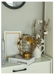 Gedetailleerde opname van een gouden ijzeren globe tafellamp, Scandinavische stijl LED lamp.