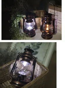 Detailansicht der vintage solar camping laterne mit rustikalem LED licht im korb.