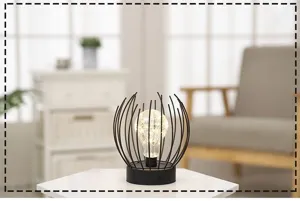 Gedetailleerd overzicht van de zwarte ijzeren LED nachtlamp met sfeerlicht op tafel.