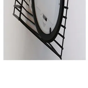 Gedetailleerd overzicht van de onderste structuur van het metalen draadnachtlampje en batterijvak.