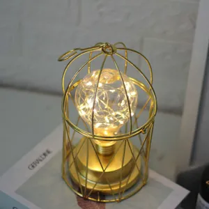 Gouden draadmand LED nachtlampje, minimalistische bureaulamp getoond vanuit bovenaanzicht.