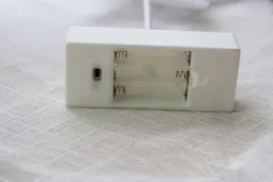 Gedetailleerd overzicht van de witte plastic batterijhouder met veercontacten voor LED.