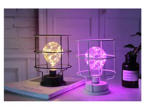 Gedetailleerd overzicht van minimalistische ijzeren LED-nachtlamp, romantische kamerdecoratie.