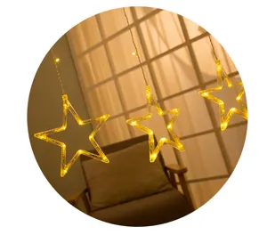 Warme LED sterren lichtketting voor gezellige kamerdecoratie en feestelijke sfeer.