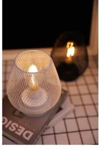 Witte draadmetalen LED tafellamp voor gezellige slaapkamer, warm nachtlampje met mooi design.