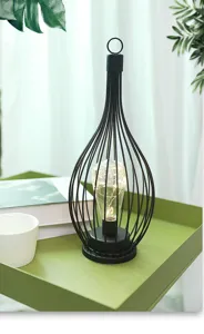 Detailansicht der europäischen minimalistischen Eisenkunst geometrischen Laterne LED Lampe.