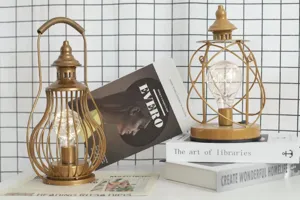Detalle de linterna decorativa LED de hierro vintage, iluminación cálida para hogar.