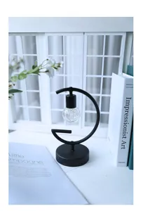 Gedetailleerd overzicht van de zwarte G-vormige ijzeren bureaulamp met warmte lamp en gloeilamp.
