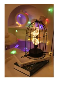Detailopname van het creatieve ijzeren vogelkooi LED-nachtlampje in een gezellige sfeer.