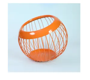 Dettaglio cestino frutta filo metallico arancione, stile nordico moderno ciotola tonda.
