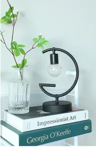Detail van de minimalistische G-vormige tafellamp, moderne creatieve bedlamp decoratie.