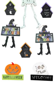 Set houten hangende LED lampen en tafeldecoratie ornamenten voor het Halloween feest.