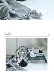 Dettaglio della lampada da tavolo LED geometrica in filo metallico stile vintage.