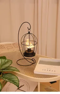 Detail van ijzeren vogelkooi LED nachtlampje, warme decoratieve sfeerlamp met schattige vogel.