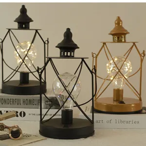 Linterna LED de Arte de Hierro Retro Luz de Noche Moderno Minimalista Geométrico Hueco Lámpara de Mesa Decorativa para Hogar Dormitorio Sala de Estar