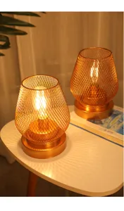 Plano detalle de dos lámparas de mesa LED de malla metálica en oro rosa muy acogedoras.