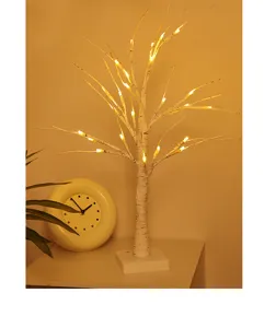 Detailansicht der LED-Birkenbaum-Leuchte mit warmem Licht für gemütliche Zimmerdekoration.