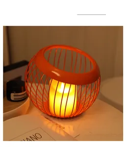 Cestino in filo di ferro arancione o portacandela stile nordico, dettaglio decorazione casa.
