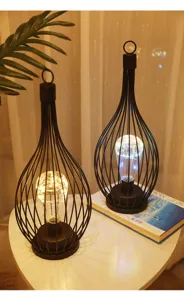 Industrielle Eisen-Drahtkäfig LED Laterne Tischlampe für gemütliche Deko und Vintagestil.